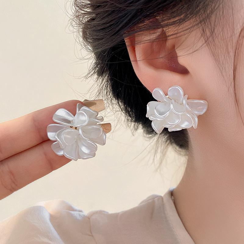 White Acrylic Flocking Three-dimensional Flowers Stud Earrings for Women Sweet Floral Girl Earring Versatile Fashion Ear Jewelry