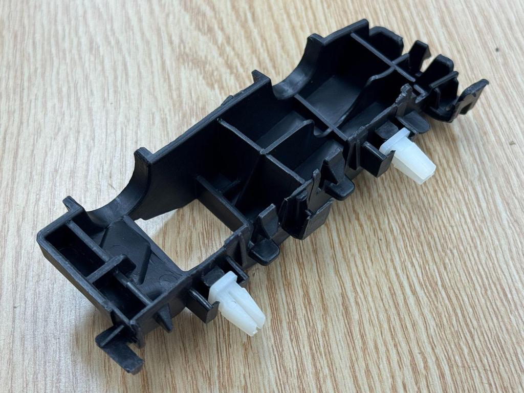 Hyundai Tucson 2015 Front Right Bumper Bracket, Part 86514-D3000
