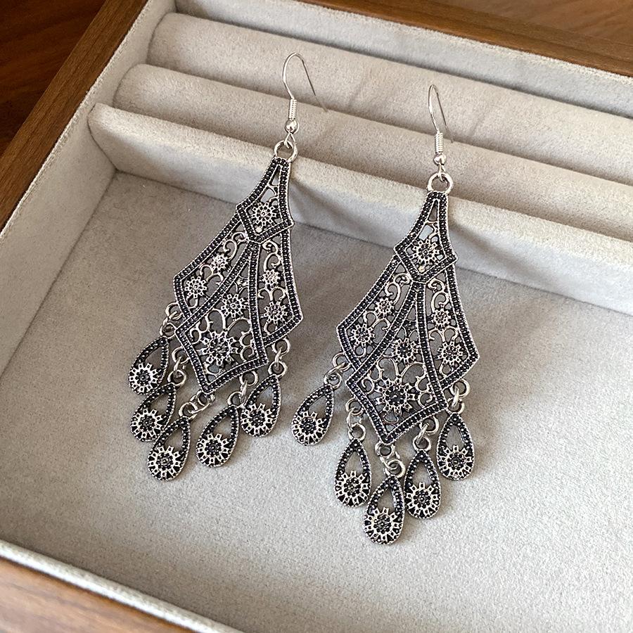 Retro ethnic style hollow flower rhombus water drop fringed earrings fashion versatile earrings light luxury high-end earrings