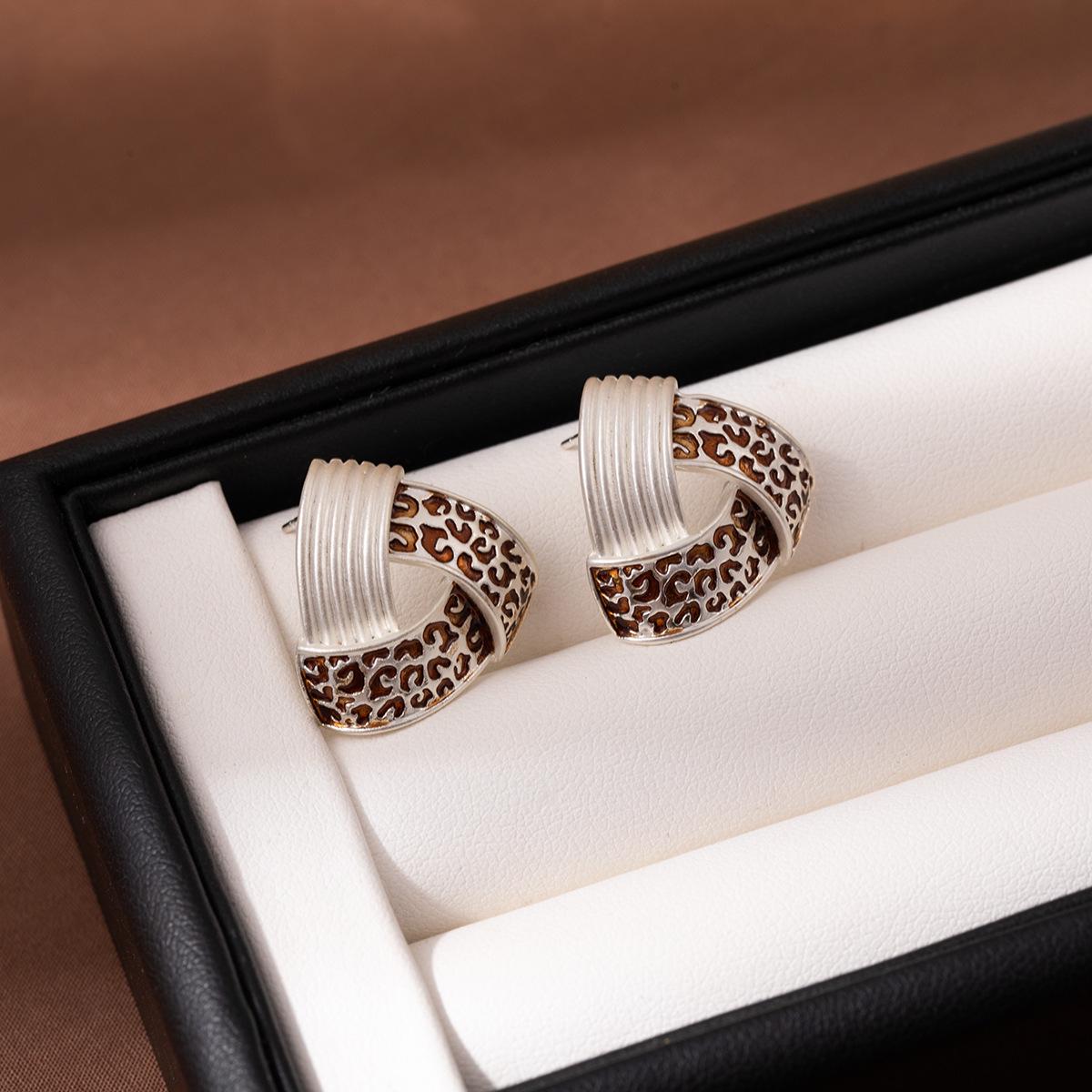 Silver Needle Exquisite Leopard Print Twisted Triangle Earrings for Women серебряный