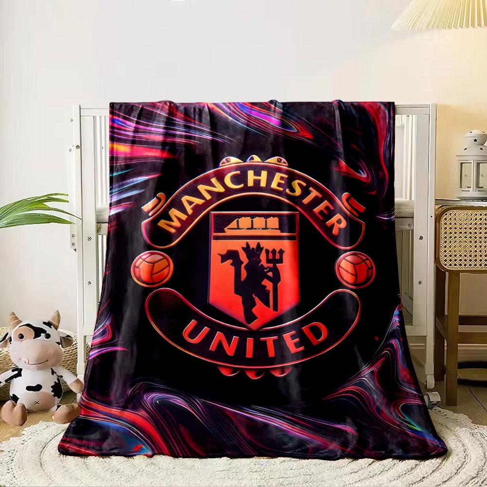 Mönstret har en Manchester United-logotyp med virvlande livfulla färger. för alla säsonger filt lunchpaus pläd present