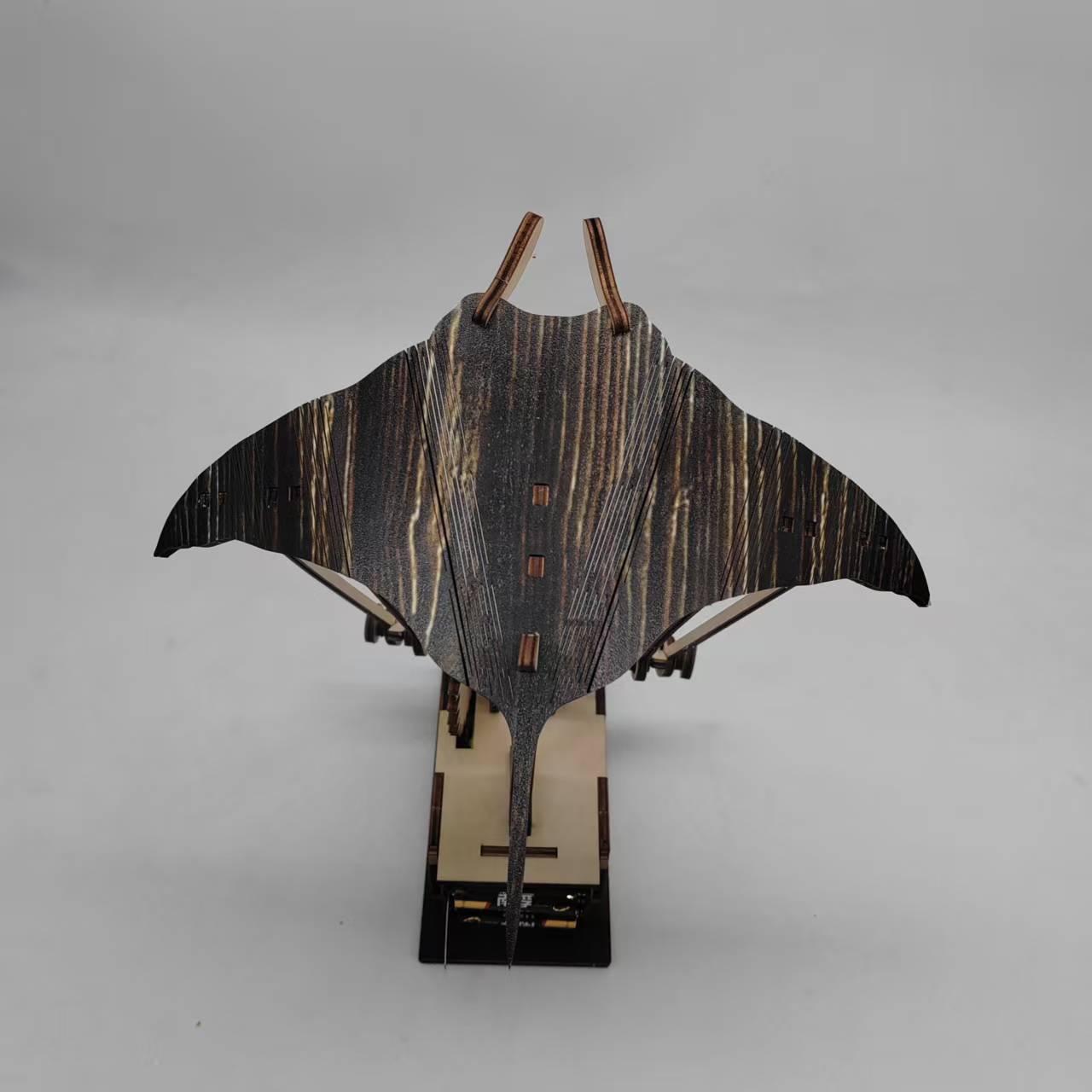 

Ручная работа Деревянное Электрическое Бионическое Манты Украшение Моторизованная Плавающая Фигурка Дом Гостиная Кабинет Офис Настольное Украшение ornament коричневый