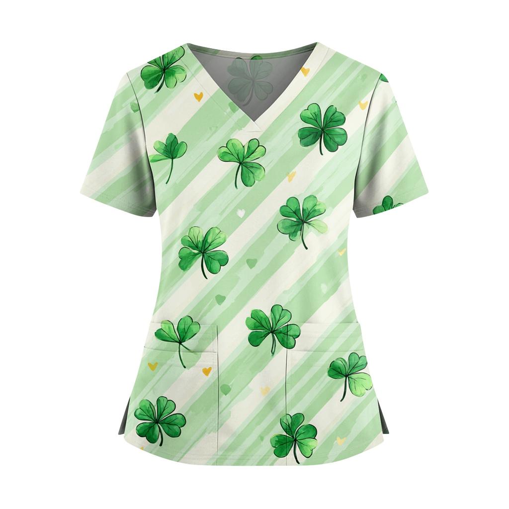 Frauen St. St. Patrick's Day Druck V-Ausschnitt Doppeltasche Kurzarm Uniform Oberteil mit geschlitztem Saum