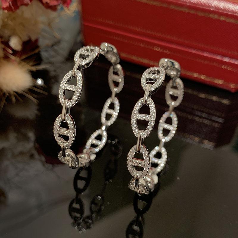 

Овальные серьги «Свиной пятачок» с суперблестящим микропаве для более стройного круглого лица — стиль интернет-знаменитости белый