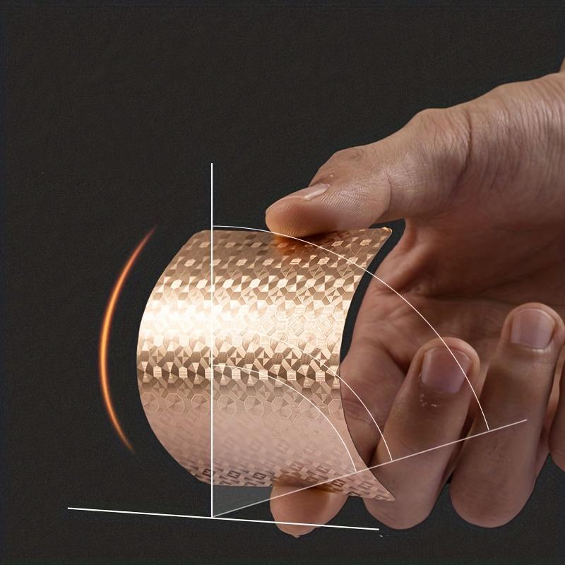 Set de joc de înaltă calitate: 1 Pachet de Cărți de Joc din Plastic PET cu Folie Aurie Roz, Rezistente la Apă și la Uzură, cu 50 de Jetoane Rotunde