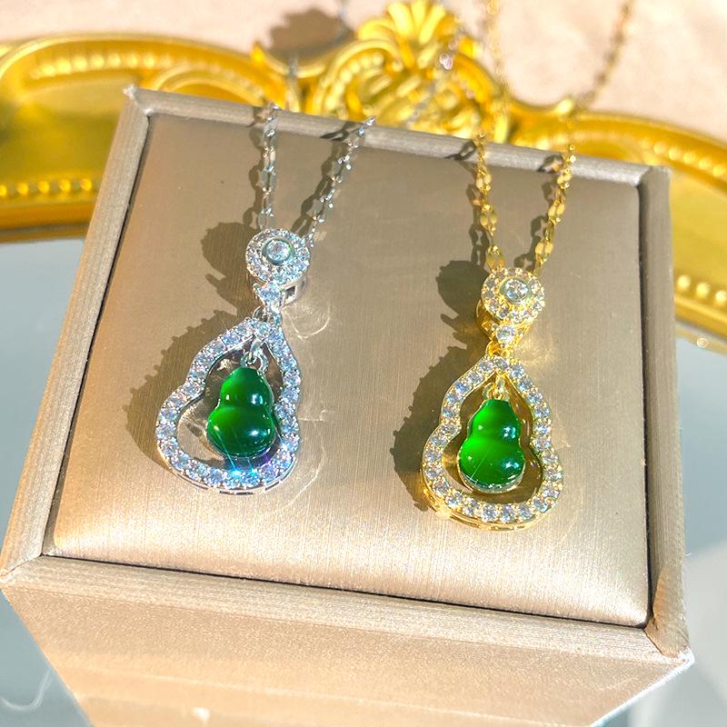 Hollow Emerald Gourd Pendant Micro-set Diamond Necklace - Chinese Style Light Luxury Necklace