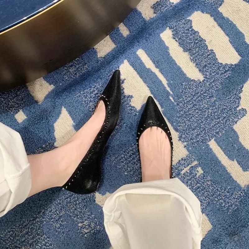 Fashion Sheepskin Leather with Rivet Pointed Toe Slip On Flats Women Comfortable Spikes Casual Shoes Low Cut Single Shoes for Women