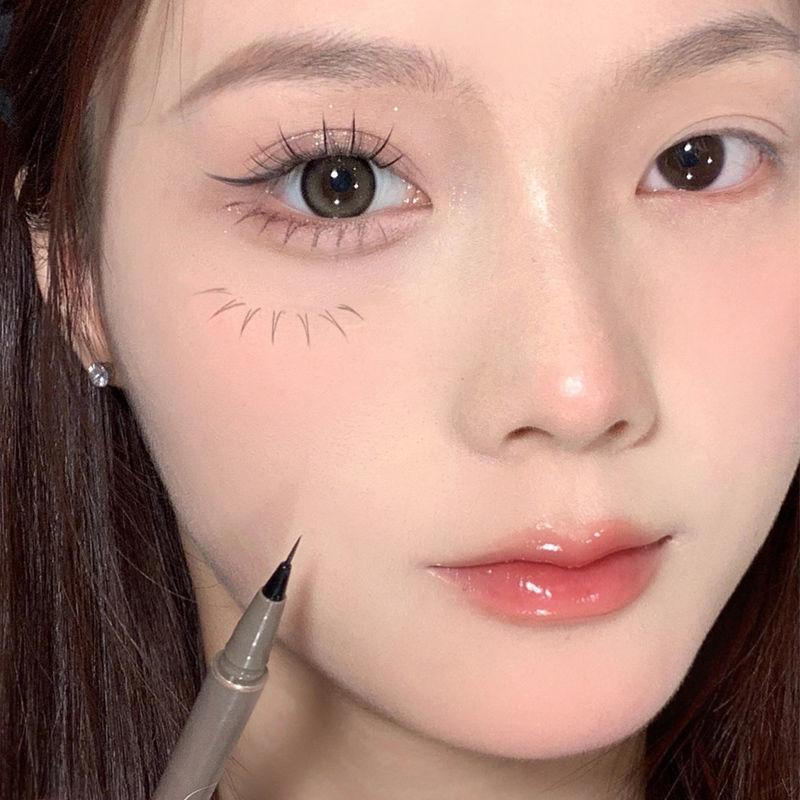 1PC Ultracienki wodoodporny płynny eyeliner Koreański makijaż dla kobiet Szybkoschnący gładki eyeliner Długotrwały dolny długopis do rzęs Kosmetyki