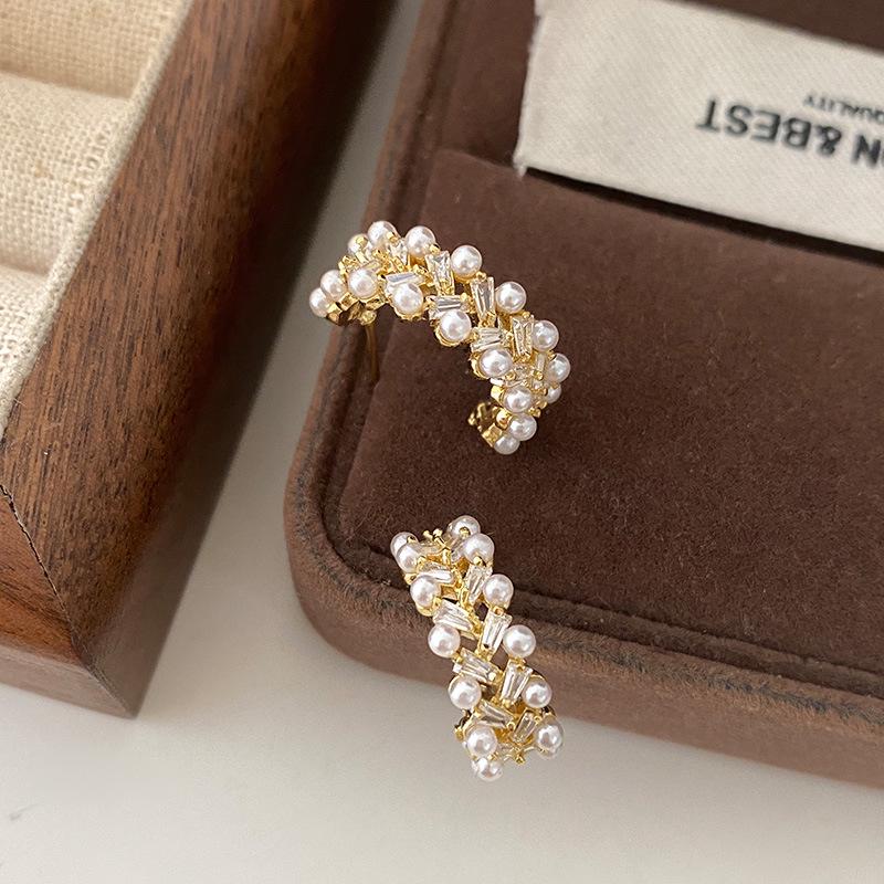

Elegant C-Shaped Pearl Stud Earrings for Autumn and Winter - High-End Luxury Design for Women