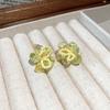 Woven rice bead flower stud earrings are small, exquisite, fashionable, simple wind earrings, niche sweet wind earrings.