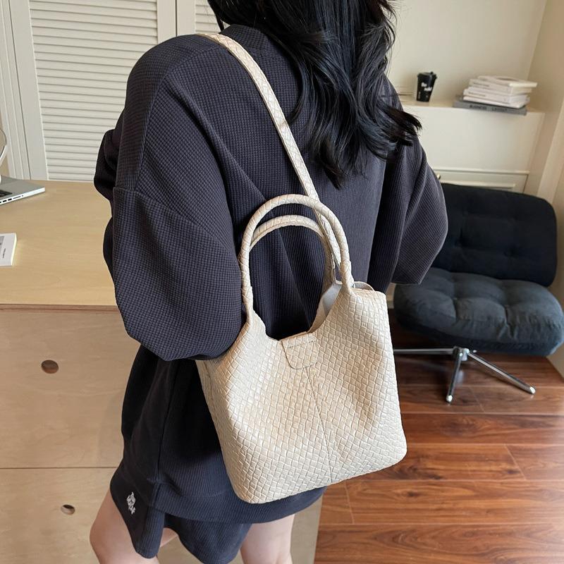 Spring and summer new woven pattern commuting casual simple large capacity retro underarm portable shoulder bag women