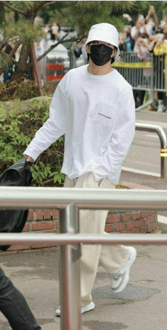 

[Б/У] BTS Чонгук носит белую рубашку с длинным рукавом от GRAFFITTONMIND