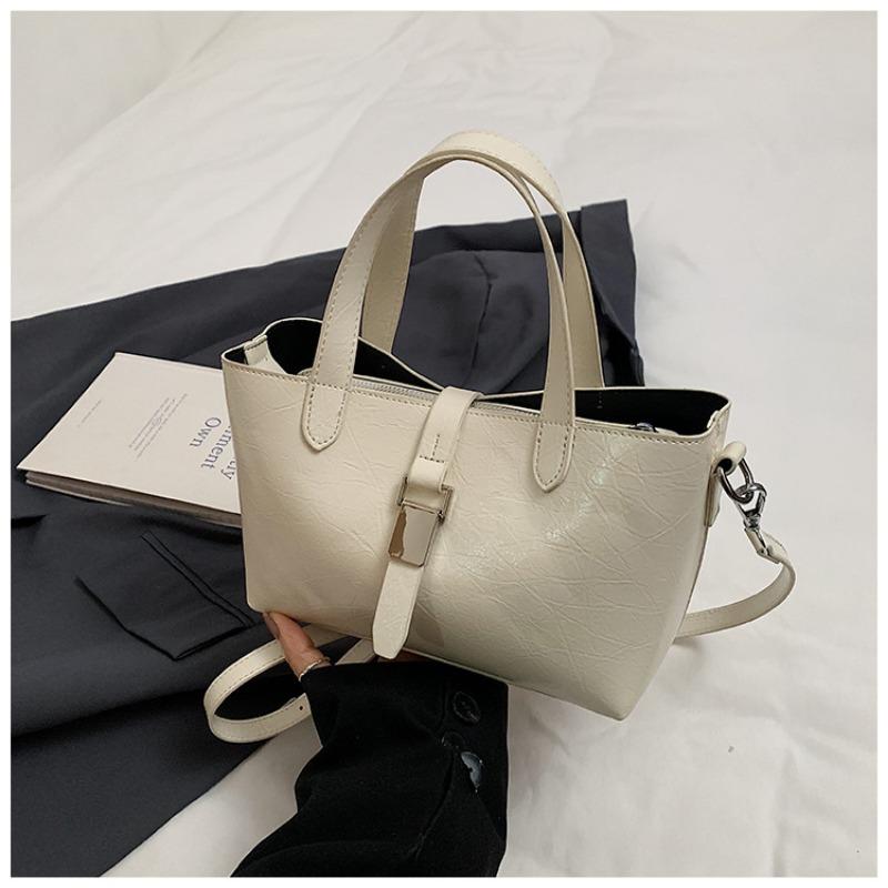 Today's popular bags are women's new simple and versatile textured messenger bags, commuter portable bucket bags.