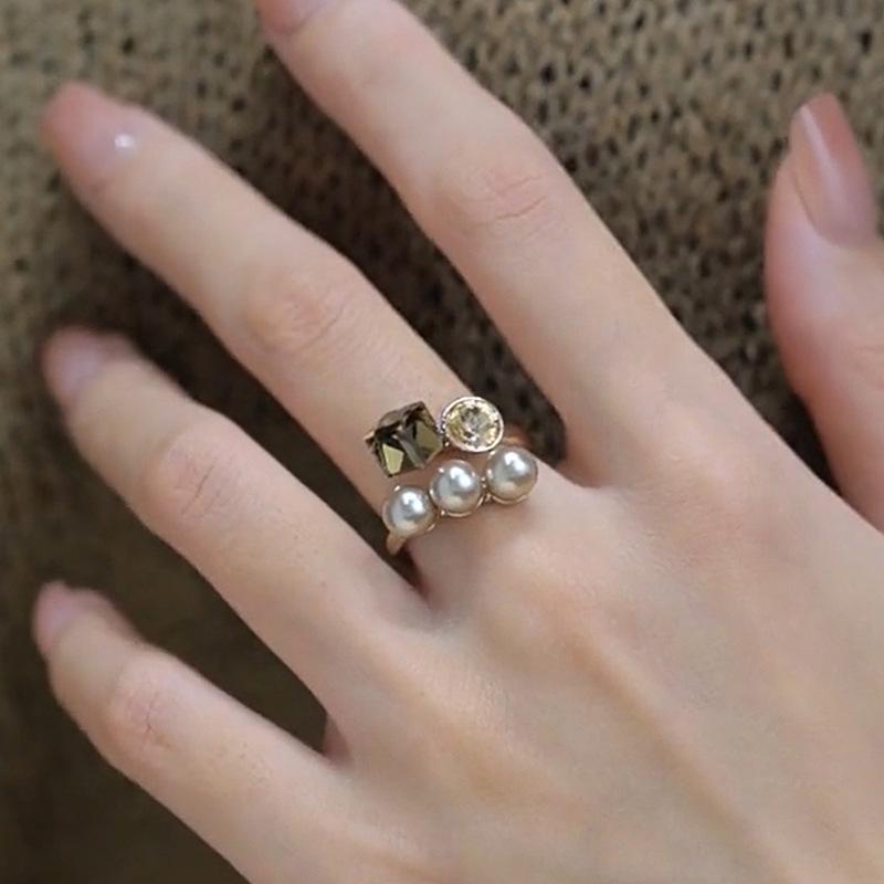 Zircon Pearl Dual-Shaped Ring: Luxurious Retro Fashion Jewelry for a Versatile, High-End Look