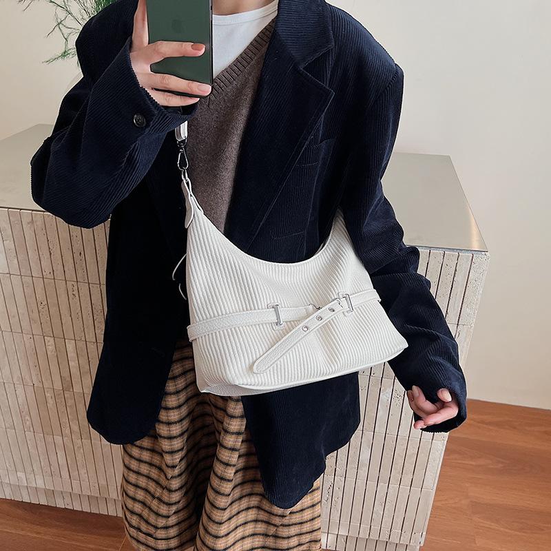 

Bag Women s Large Capacity Underarm Bag 2025 New Autumn and Winter Retro Shoulder Bag Feeling Daily Commuter Messenger Bag белый