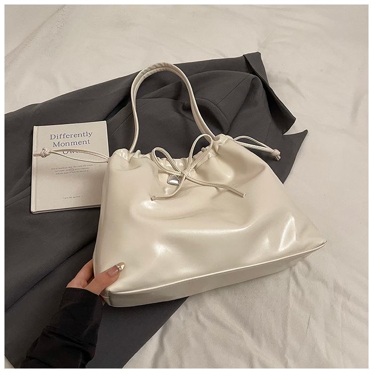 

2025 Solid Color Simple Casual Versatile Large Capacity Commuter Tote Bag Niche Design Sense Shoulder Underarm Bag Women s Bag белый