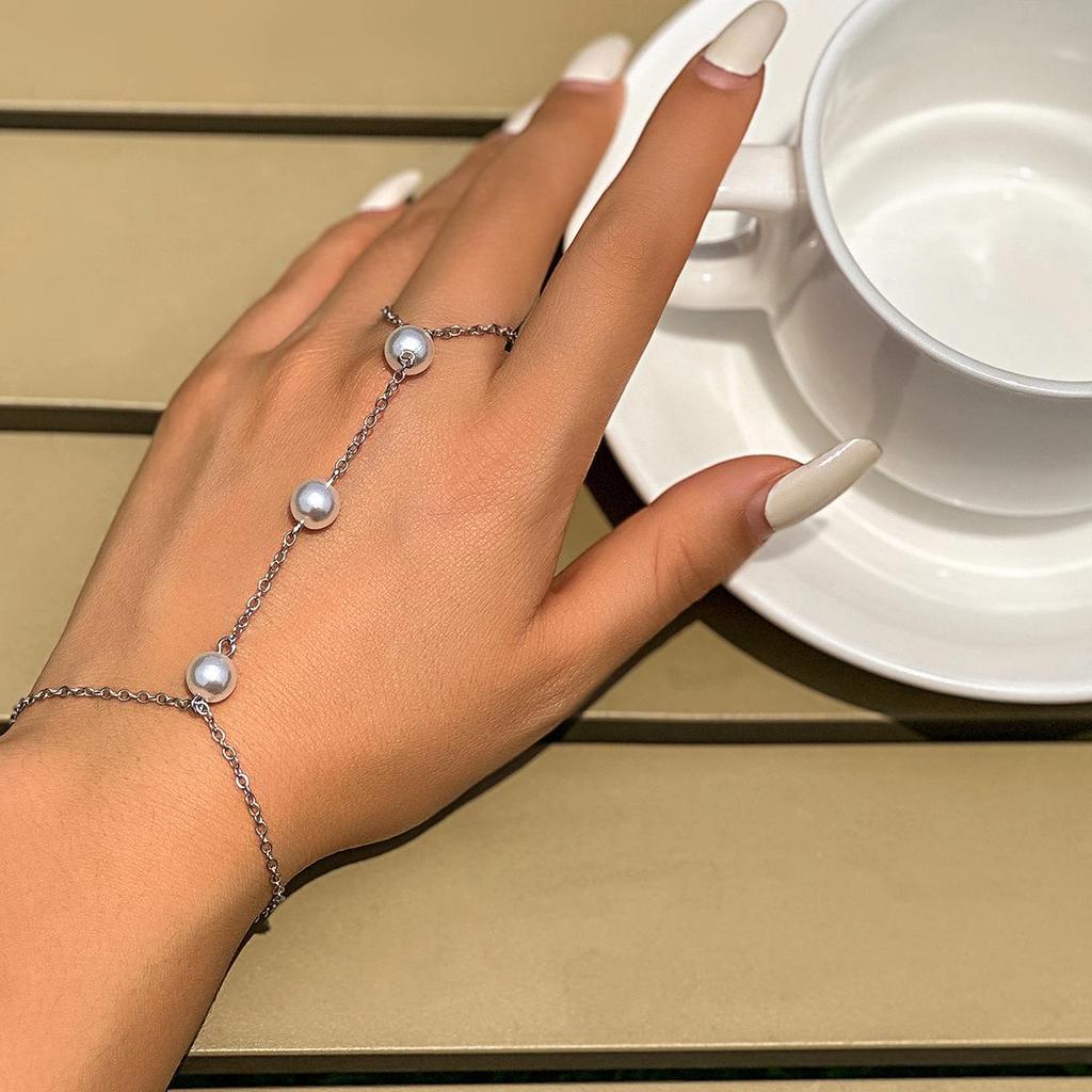 Ethnischer Stil Strass Fingerarmband mit Imitationsperle und Metallarmreif