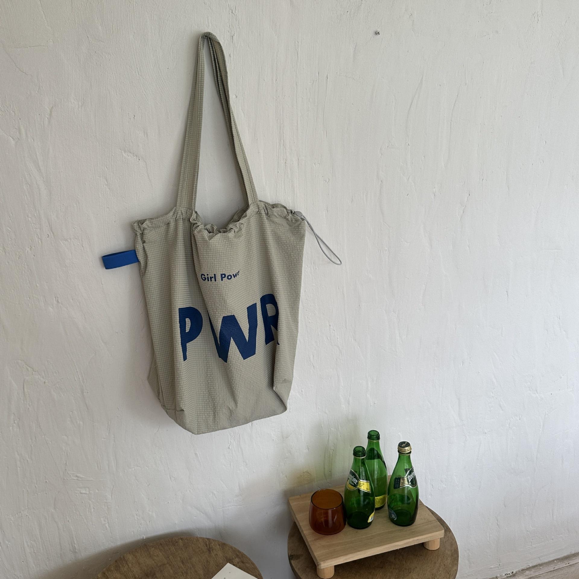 

Large Capacity Bag, Women s Single Shoulder Drawstring Design, Letter Printed Nylon Retro Casual Versatile Bucket Bag білий