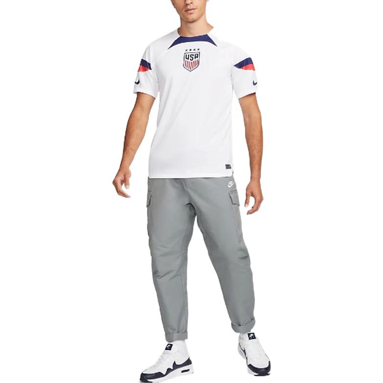 Nike NOI. Maglia da Calcio Serie Olimpica Logo Coppa del Mondo Qatar Stampa Manica Corta Edizione Fan Uomo Top Bianco DN0706-102