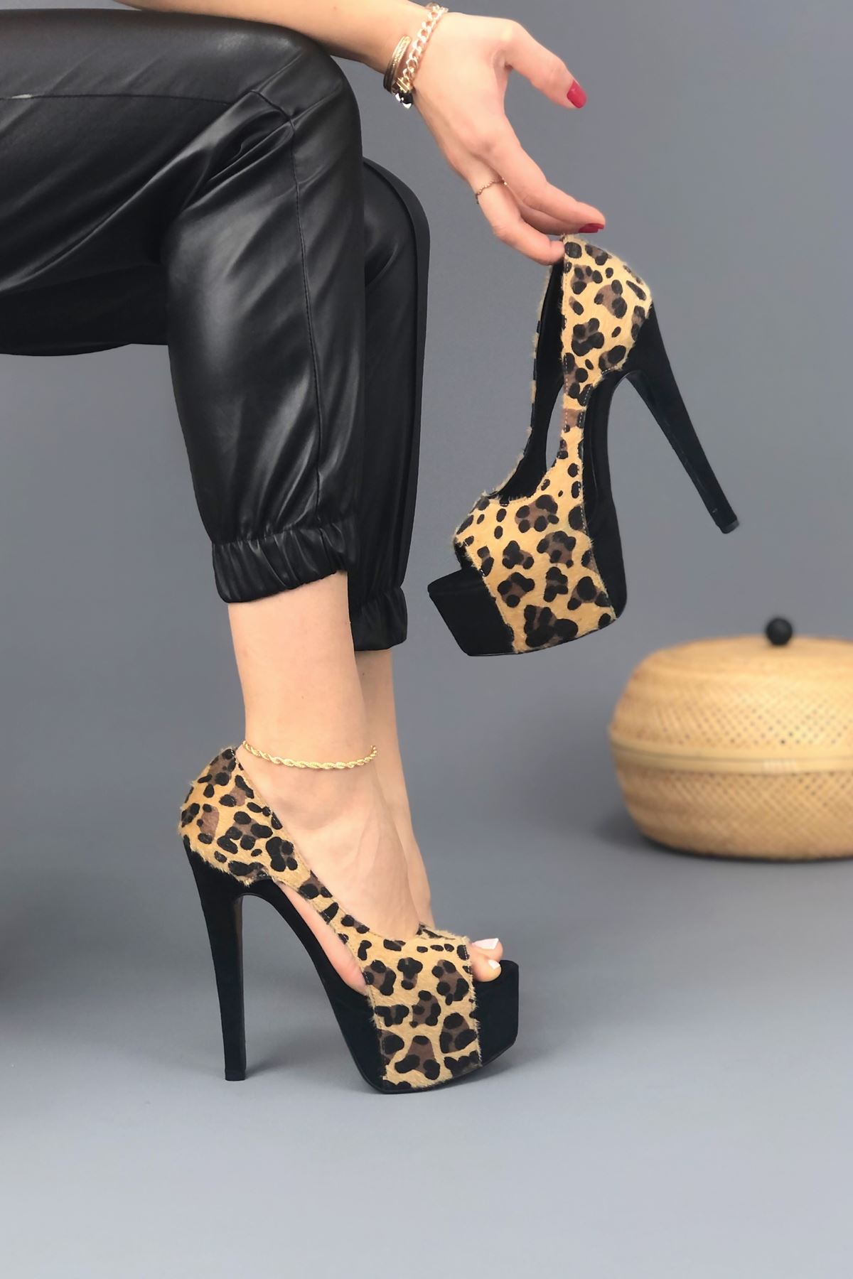 

Женские модные черные замшевые туфли на каблуке с леопардовым принтом