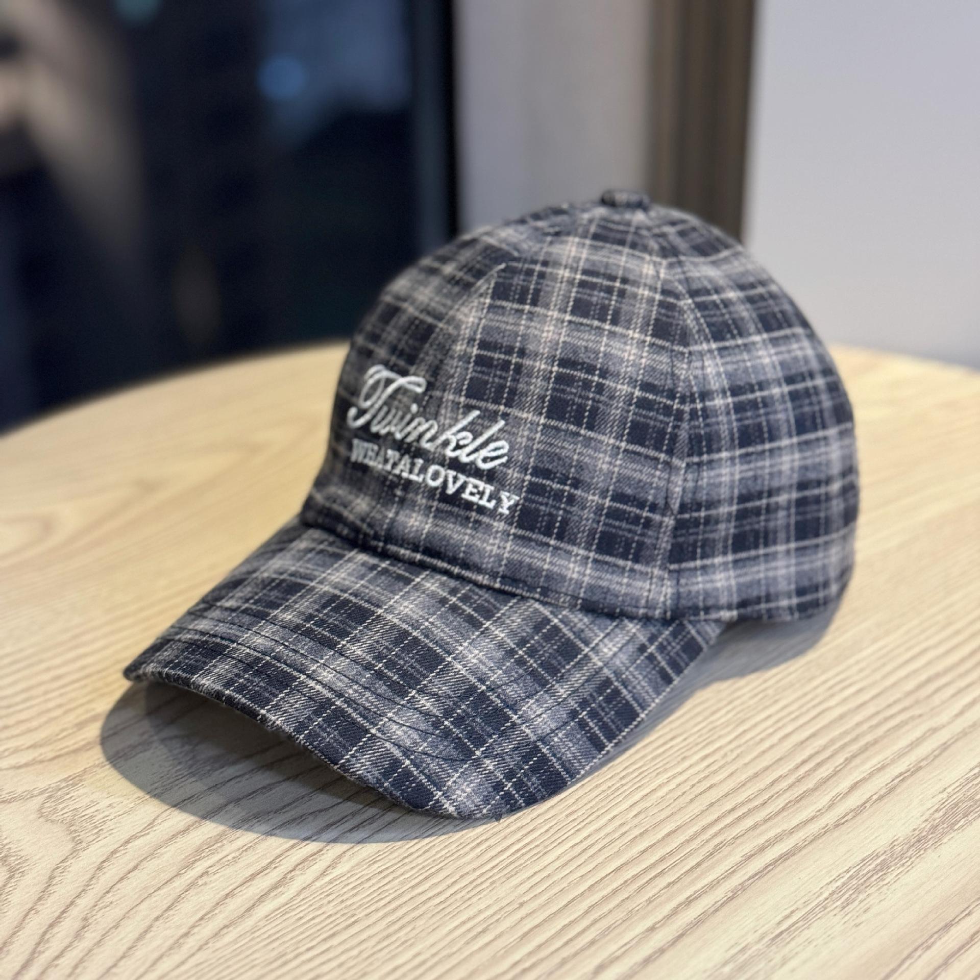 

New autumn and winter fashion color-block plaid baseball cap for women, casual versatile outdoor cap that makes the face look smaller, vintage style Adult54-60Adjustable чёрный