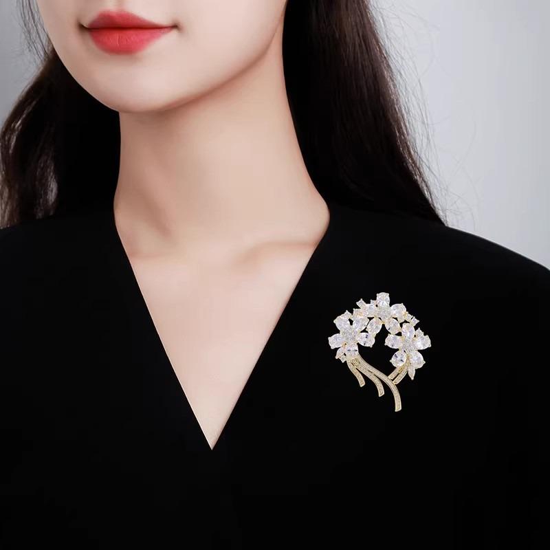 Fashionable and Luxurious Vine Flower Brooch, Elegant and Grand Crystal Brooch, Light and Luxurious Design Brooch