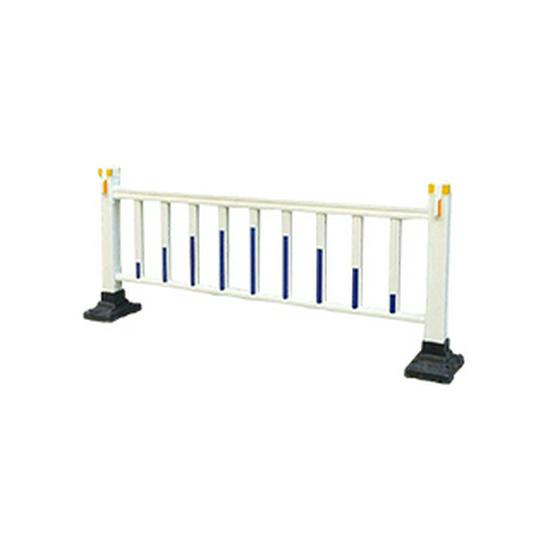 Městská dopravní zábrana: Zábradlí městského chodníku a dělicí pásu