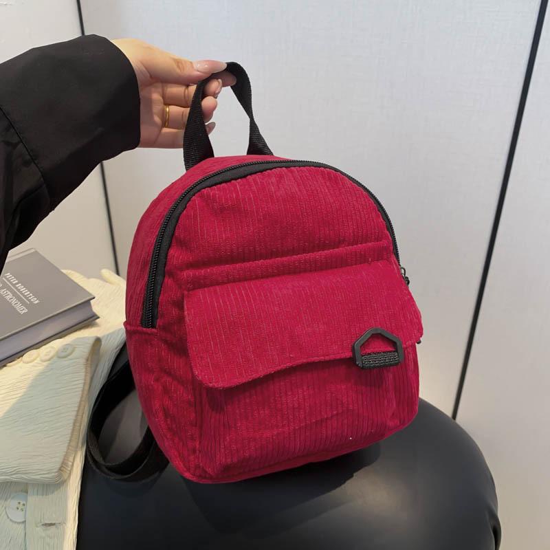 Trendy miniryggsekk i kordfløyel: Søt, allsidig student- og pendlerbag