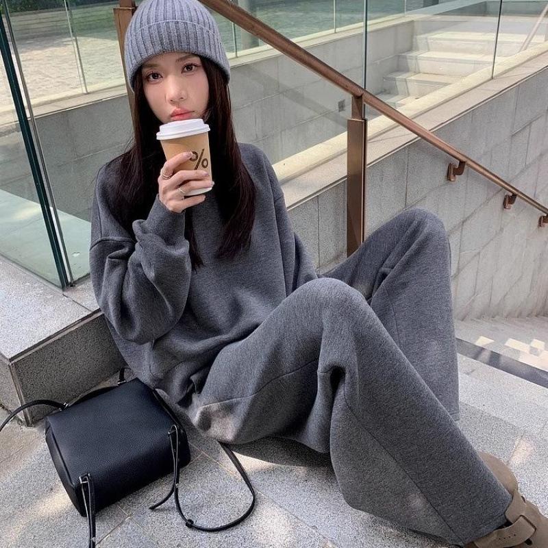 

Women s Stylish Hong Kong Style Two-Piece Sportswear Set: Loose Slimming Hoodie and Pants for Running, Solid Color with Age-Reducing Design M