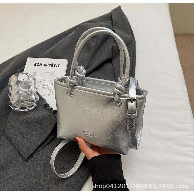 

Портативная сумка-ведро женская 2025 новая корейская версия модной маленькой сумки нишевый дизайн повседневная дорожная сумка на плечо кроссбоди