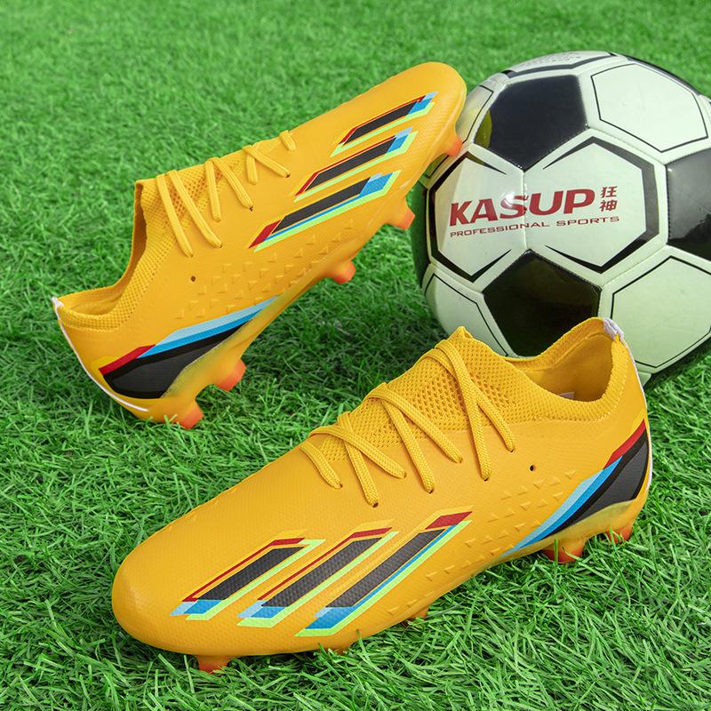 Seamless football shoes men's shoes flying knitting outdoor sports artificial grass training football shoes new futsal