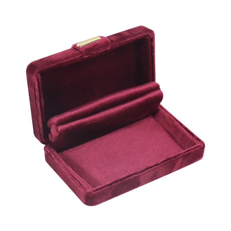 

Бархатная шкатулка для украшений с золотой пуговицей для колец и серег