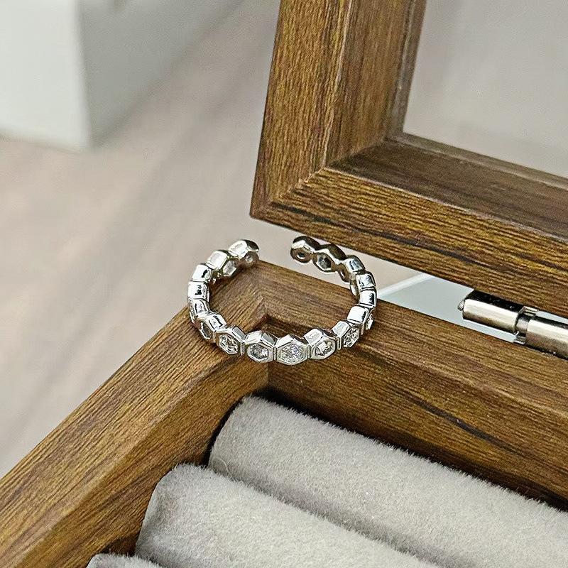 Bague Zir*****Pen Exquise Super Flash Rangée Diamants Lumière de Bague de Luxe Niche Haut Sens Mode Navette Bague Index Personnalisée