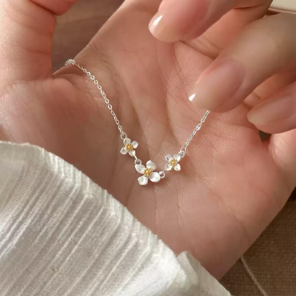 Sterling Silver Gardenia Flower Necklace for Women - Elegant Light Luxury Clavicle Chain with Fresh Floral Design.