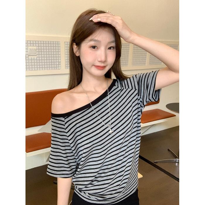 Retro Color-blocking Striped Off-the-shoulder Short-sleeved T-shirt for Women In Summer, Loose and Slimming, Hot Girl Off-the-shoulder Top