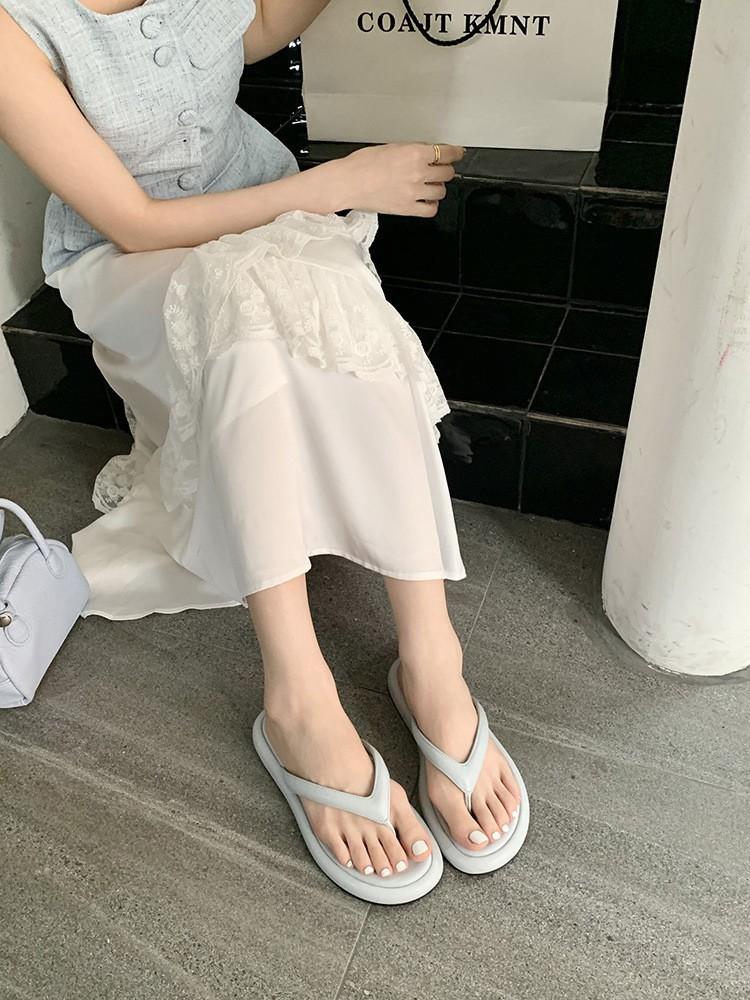 Soft-soled flip-flops women's summer outer wear 2025 flat bottom with skirt thick-soled beach foot splint cool slippers tide