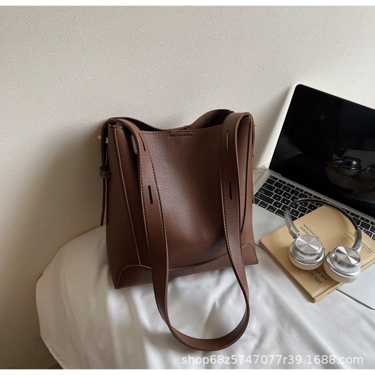 This Year's Popular Bag Bucket Bag Women's 2025 New Commuter Fashion Shoulder Bag Retro Versatile Casual Messenger Bag