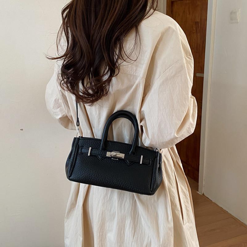Modern Urban Small Shoulder Bag Made Of Leather With Stitching Details For Women