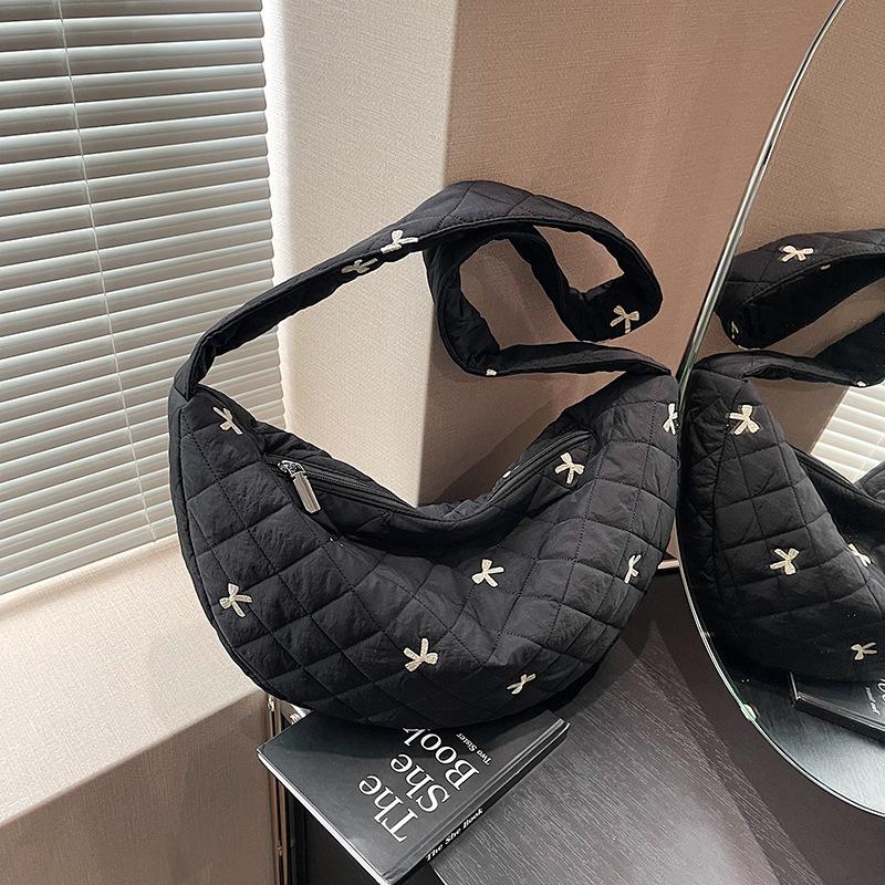 

Autumn and winter large-capacity cotton clothes bag women s 2024 new versatile shoulder messenger bag commuter bag dumpling bag чорний