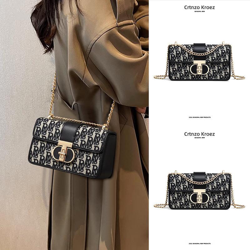 Premium texture women s bag, new printed chain oblique span bag, versatile shoulder bag, retro small square bag. чёрный