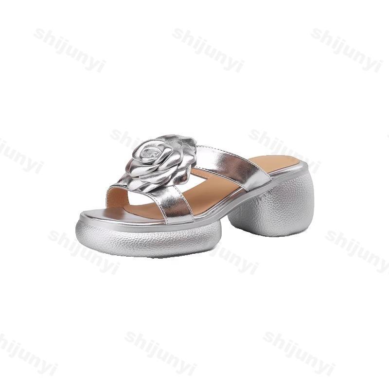 Fashion Thick Sole Height Increasing Cool Slippers for Women's 2025 Summer New Versatile Outdoor Beach Shoes Fashion Rose Design Sandals