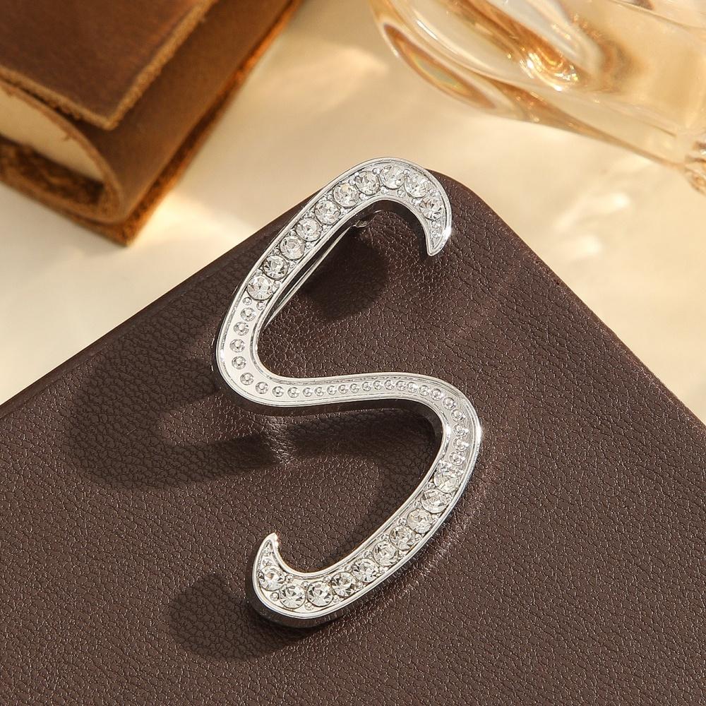 Spilla di Diamanti con 26 Lettere Inglesi Spilla Corsage in Metallo con Strass da Donna per Abbigliamento Zaino Sciarpa e Accessori Spille