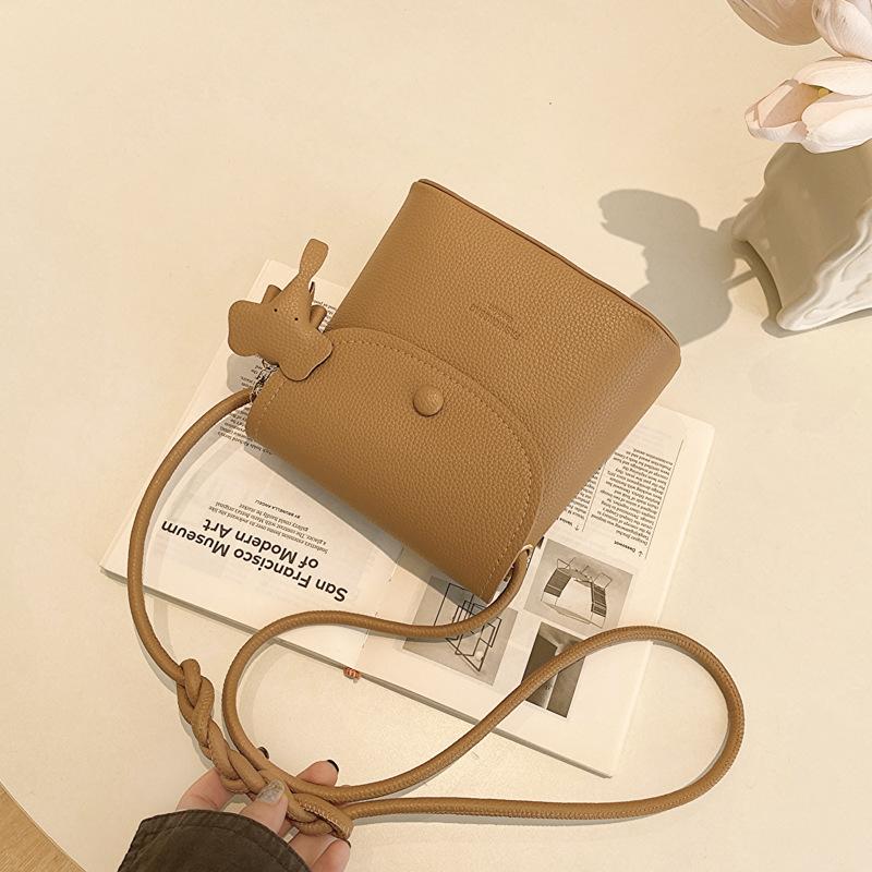 

Сумка премиум-текстуры женская осенняя новая модная повседневная большой вместимости на плечо маленькая квадратная сумка кроссбоди женская сумка оптом No pendant коричневый