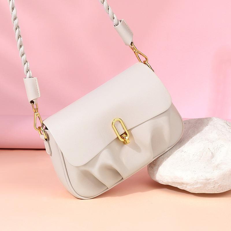 Les sacs pour femmes sont populaires en automne et en hiver. Les sacs cloud polyvalents sont des sacs à bandoulière en cuir portés sous le bras haut de gamme.