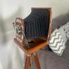Kamera im klassischen Design mit Holzdreibein Retro-Wohnstil