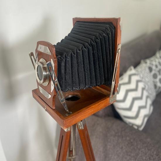 Kamera im klassischen Design mit Holzdreibein Retro-Wohnstil