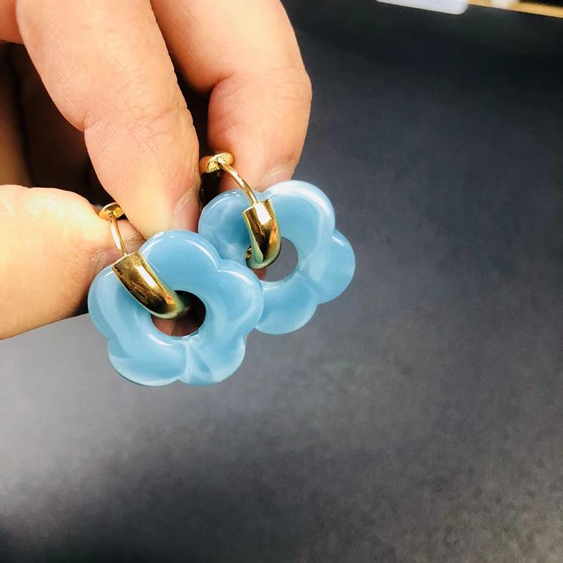 European and American Cartoon Resin Flower Copper Earrings - Cute and Fashionable Flower Hoops.