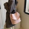 Wholesale Bags Women's 2025 Autumn New Fashion Shoulder Bag Commuting To Work Soft Leather Large-capacity Bucket Bag