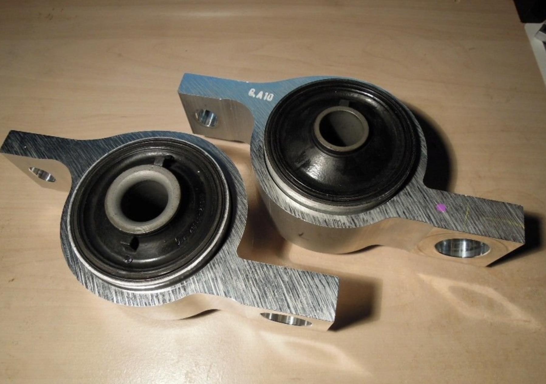 

Toyota Lexus Genuine Lower Control Arm Bushing 48075-24010 & 48076-24010