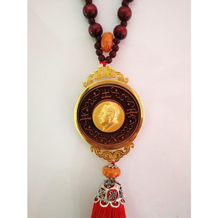 Sandelholz-Autoanhänger und Holzkunsthandwerk-Souvenirs von Chairman Mao werden als Geschenke verkauft.